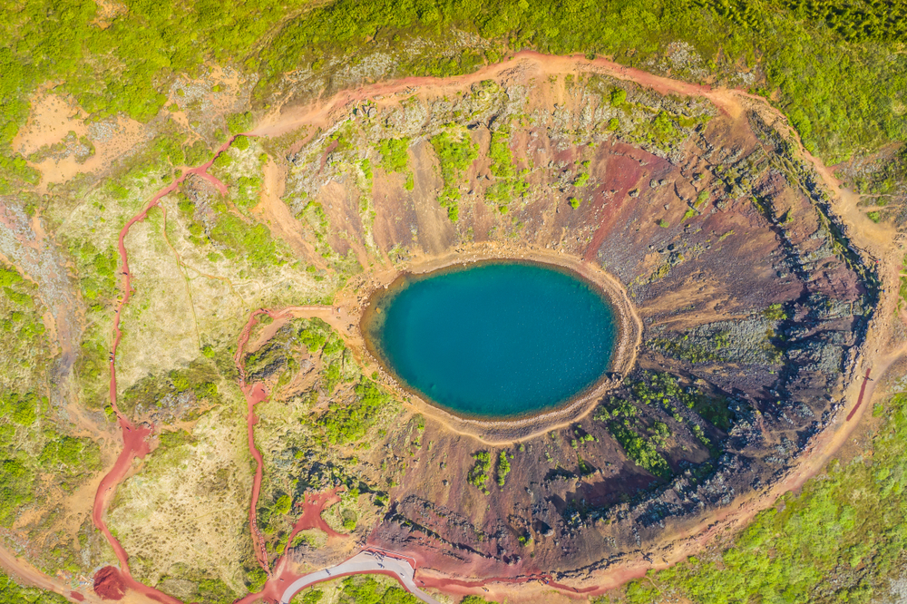 Hồ miệng núi lửa Kerid nhìn từ cao