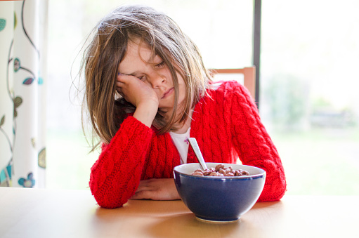 trẻ em ngủ muộn bị rối loạn cân bằng nội tiết tố
