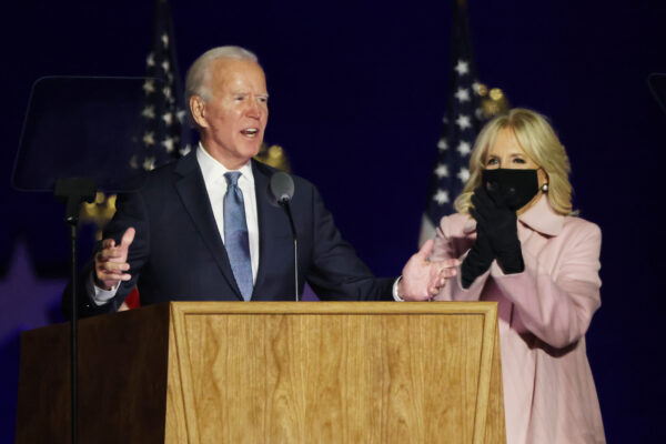 Ứng cử viên tổng thống của Đảng Dân Chủ, ông Joe Biden, phát biểu tại một sự kiện diễn ra vào buổi đêm bầu cùng bà Jill Biden tại trung tâm Chase ở Wilmington, Delaware, vào sáng sớm ngày 04/11/2020. (Ảnh Win McNamee / Getty Images)