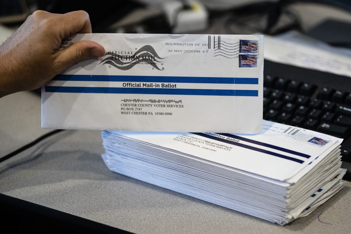 Dịch vụ Bưu điện Hoa Kỳ nhận được các cáo buộc gian lận bầu cử từ người tố giác