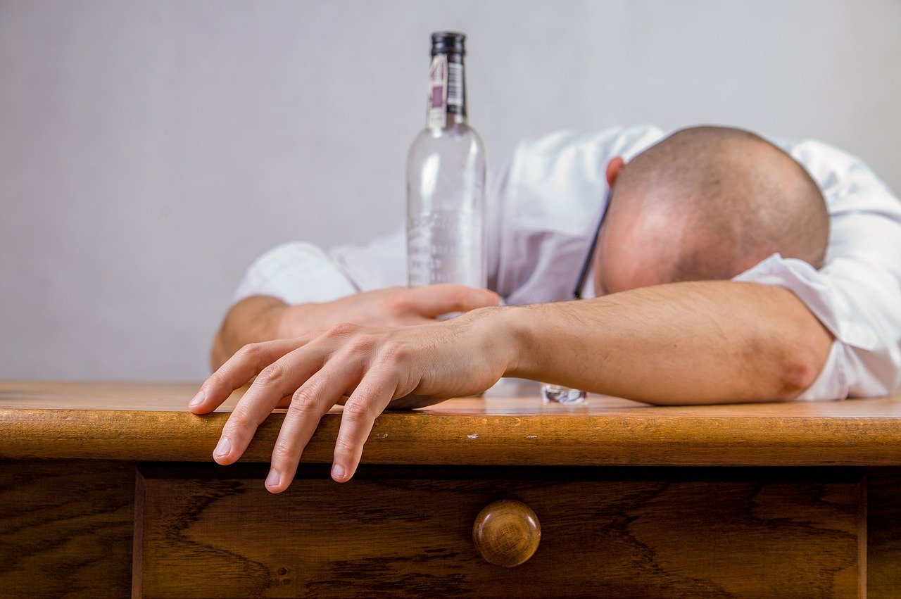 Tác hại của việc uống rượu đối với não bộ