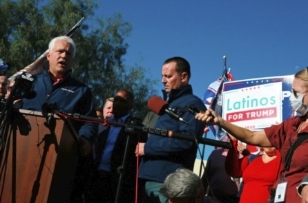 Nhân chứng tố giác người của Biden-Harris tự điền phiếu bầu