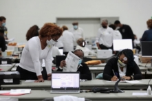 Phản ứng của cử tri trên toàn quốc đối với quy trình bầu cử và sự chậm trễ trong việc kiểm đếm phiếu