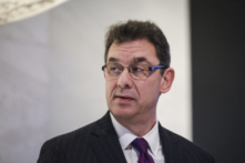 CEO Pfizer dự đoán biến thể COVID-19 kháng vaccine có khả năng xuất hiện