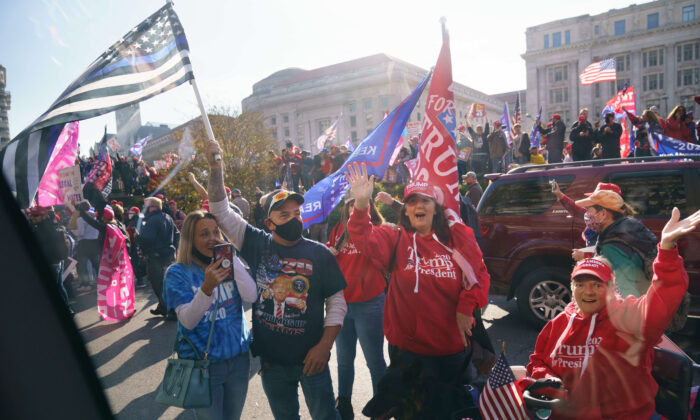 Xe chở TT Trump đi ngang qua đoàn người ủng hộ trong ‘Million MAGA March’