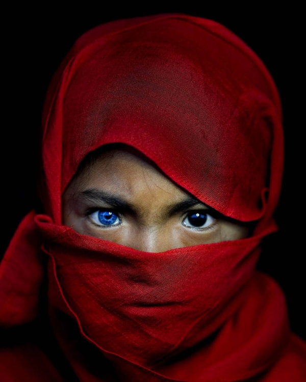 Bộ tộc kỳ lạ ở Indonesia với đôi mắt xanh biếc như màu trời