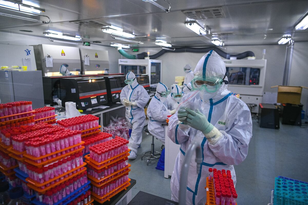 Bắc Kinh yêu cầu hàng triệu người chích ngừa vaccine COVID-19 cho dù thuốc vẫn đang thử nghiệm