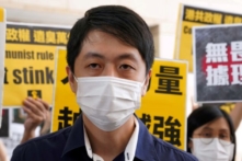 Cựu nghị sĩ Hồng Kông Hứa Chí Phong cho biết tài khoản ngân hàng của anh đã bị đóng băng