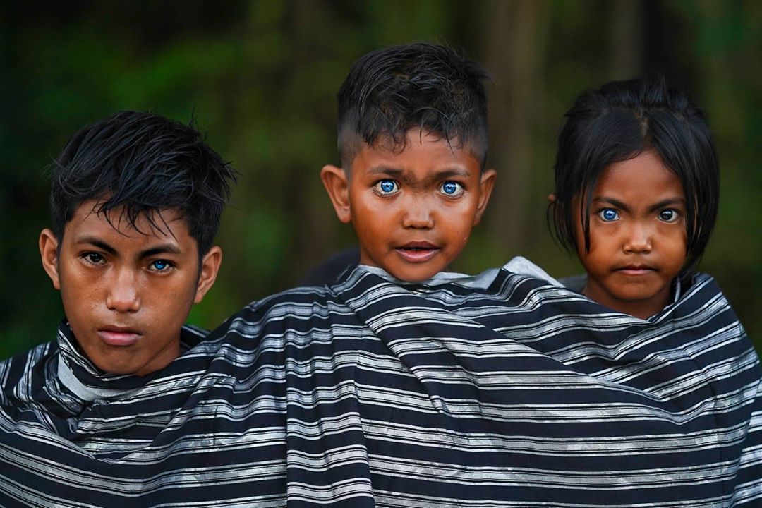 những ngươi thuộc bộ tộc có mắt xanh biếc ở indonesia 