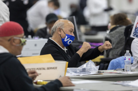 Phiên điều trần công khai ở Michigan và Arizona làm sáng tỏ sự bất thường trong bầu cử