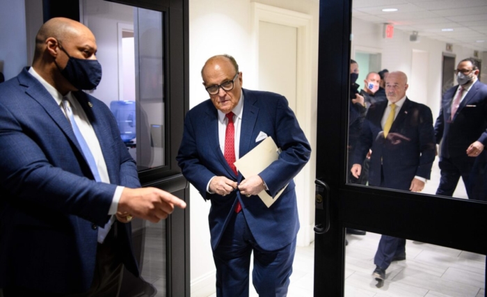 Luật sư Rudy Giuliani làm chứng ở phiên điều trần gian lận bầu cử ở michigan