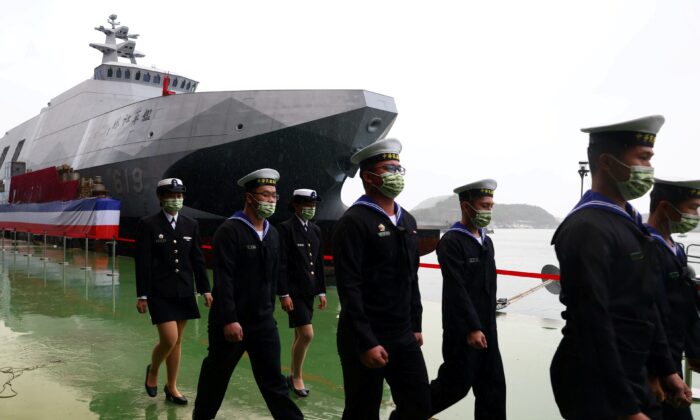 Trung Cộng điều Hàng không mẫu hạm di duyển qua Eo biển Đài Loan