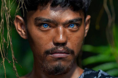 Kinh ngạc với đôi mắt xanh biếc của một bộ tộc người Indonesia