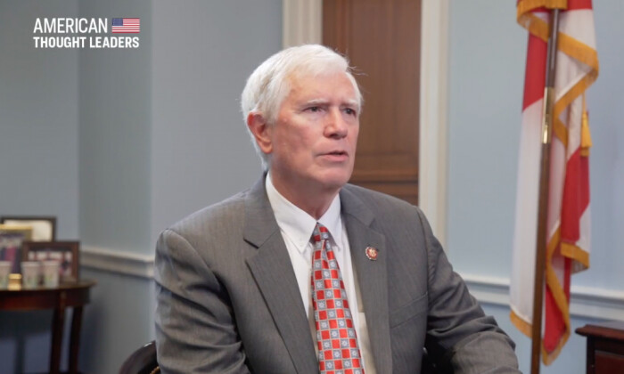 Dân biểu Mo Brooks nói về cứu trợ 2000 usd