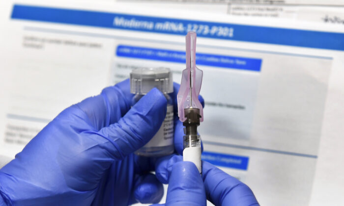 Vaccine Moderna được cấp phép tiêm trên người