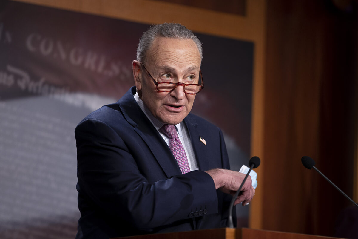 Lãnh đạo phe thiểu số Thượng viện Charles Schumer - dự luật quốc phòng