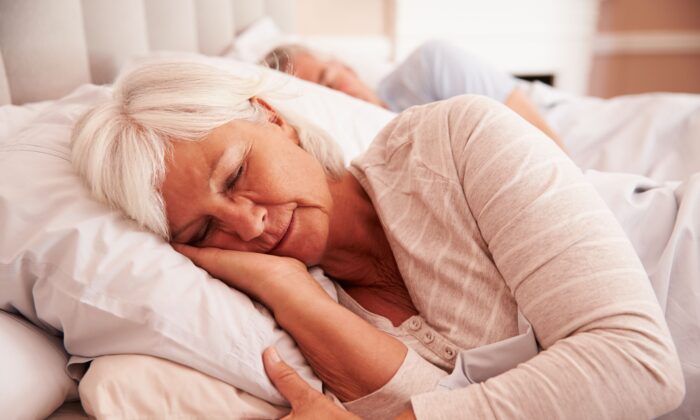 Tiếng ồn màu hồng tăng cường trí nhớ và cải thiện giấc ngủ