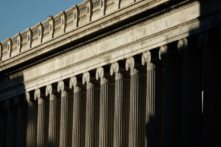 Chính phủ TT Trump tăng cường lệnh cấm đầu tư vào các công ty quân sự Trung Cộng