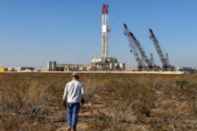 Giá dầu sụt giảm kỷ lục trong lịch sử, nhiều lo lắng cho năm 2021