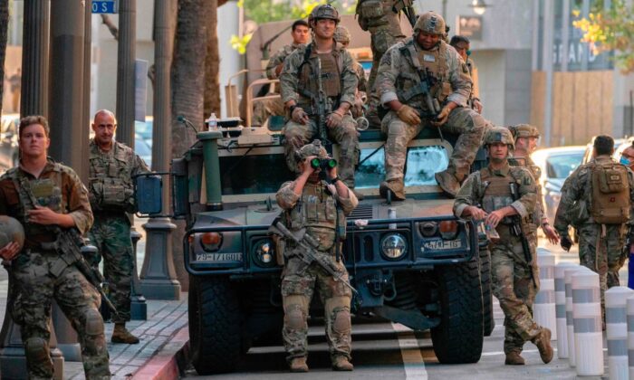 Members of the California National Guard in downtown Los Angeles, Calif., on June 6, 2020. (Kyle Grillot/AFP via Getty Images) - Xe Humvee của Vệ binh Quốc gia 