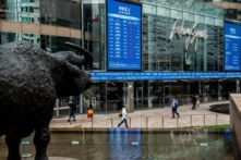 Các ngân hàng đầu tư ở Wall Street tuân lệnh TT Trump, hủy niêm yết sản phẩm ở Hồng Kông