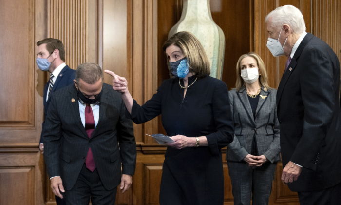 bà Pelosi phạt các nhà lập pháp tránh máy dò kim loại