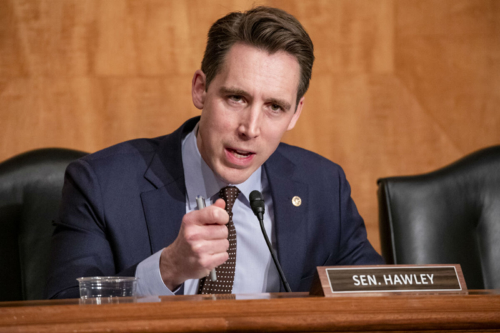 Thượng nghị sỹ Josh Hawley đảng cộng hòa