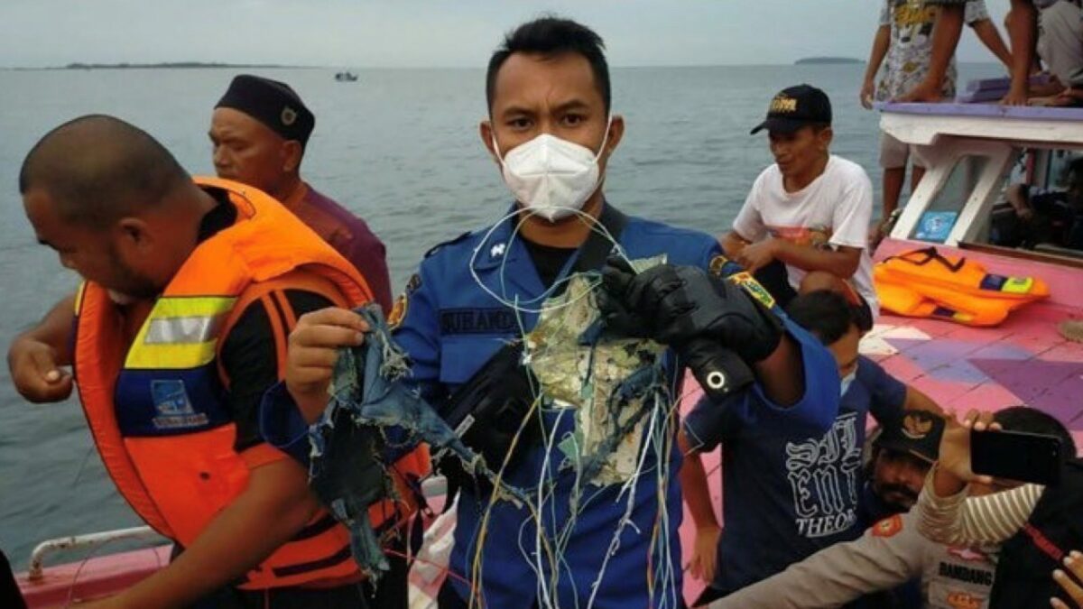 Máy bay Indonesia gặp nạn ngoài biển