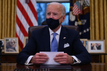 Tổng thống Biden yêu cầu mức lương tối thiểu 15 USD cho nhân viên liên bang, xóa bỏ sắc lệnh của cựu tổng thống Trump