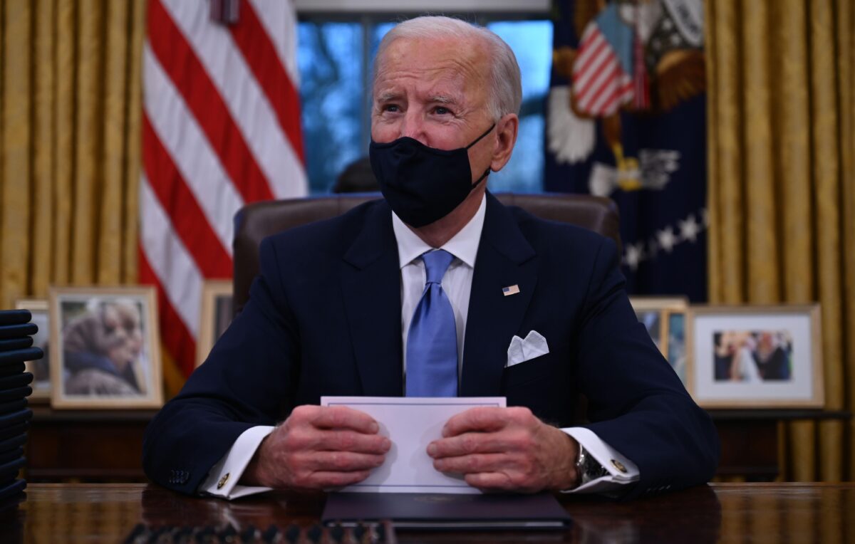 Tổng thống Biden yêu cầu mức lương tối thiểu 15 USD cho nhân viên liên bang, xóa bỏ sắc lệnh của cựu tổng thống Trump