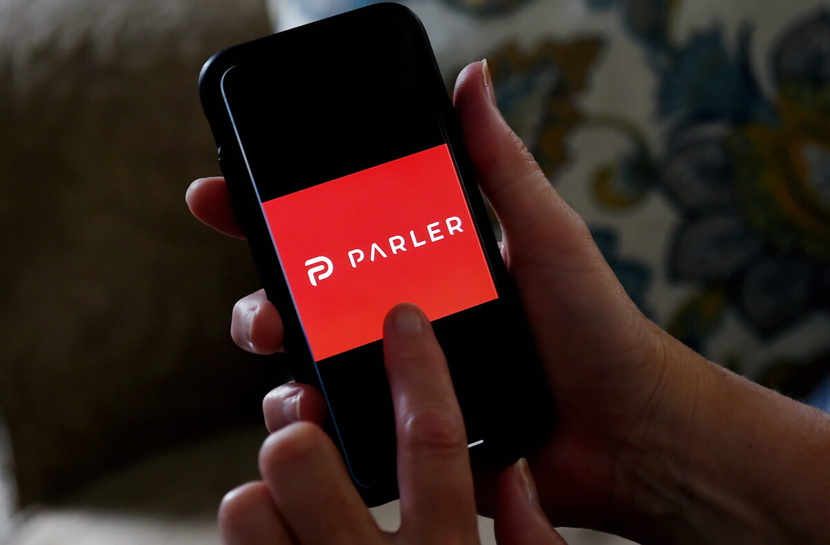 Trang web của Parler đã hoạt động trở lại cùng với thông điệp từ CEO