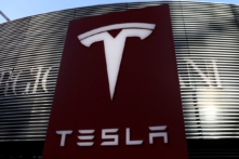 Giá trị thị trường của Tesla lần đầu tiên vượt 800 tỷ USD