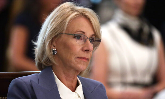 Bà Betsy DeVos nói về Dự án 1619: Lịch sử theo chủ nghĩa xét lại đang truyền vào tâm trí giới trẻ Hoa Kỳ