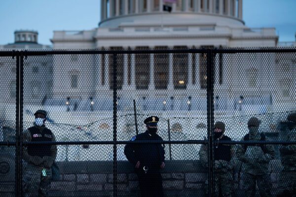 TT Trump ban bố tình trạng khẩn cấp ở DC