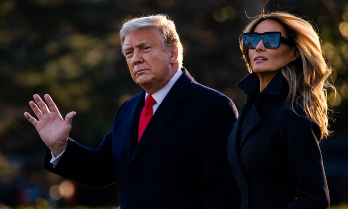 President Donald Trump and First Lady Melania Trump walk towards Marine One as they depart the White House en route to Mar-a-Lago, the President's private club, where they will spend Christmas and New Years Eve in Washington on Dec.23, 2020. (Samuel Corum/AFP via Getty Images) -TT Trump nhận giải thưởng cao nhất của Morocco 