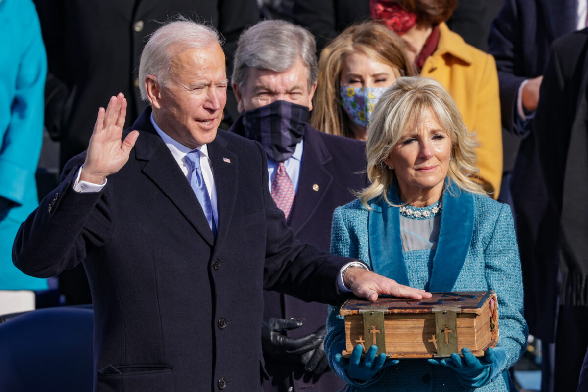 Biden hủy bỏ Ủy ban 1776 