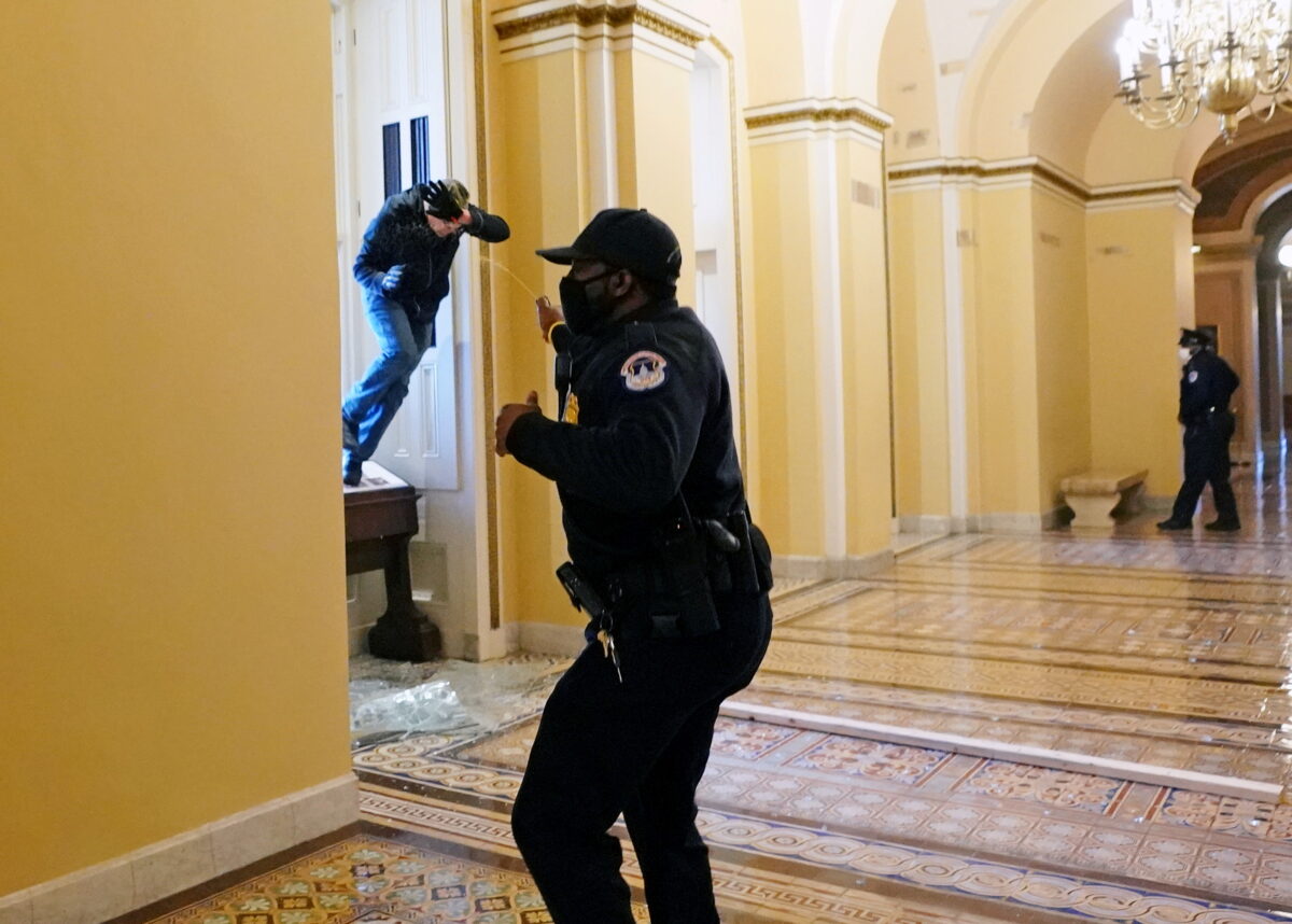ảnh người biểu tình xông vào Tòa nhà Quốc hội
