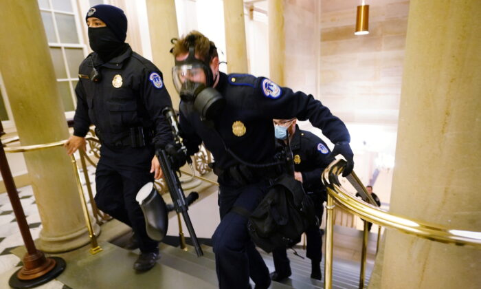 Cảnh sát Điện Capitol bị chỉ trích sau khi người biểu tình đột nhập tòa nhà Quốc hội