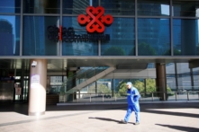 Các công ty viễn thông Trung Quốc mất 5.6 tỷ USD giá trị sau khi bị loại ra khỏi các chỉ số chứng khoán