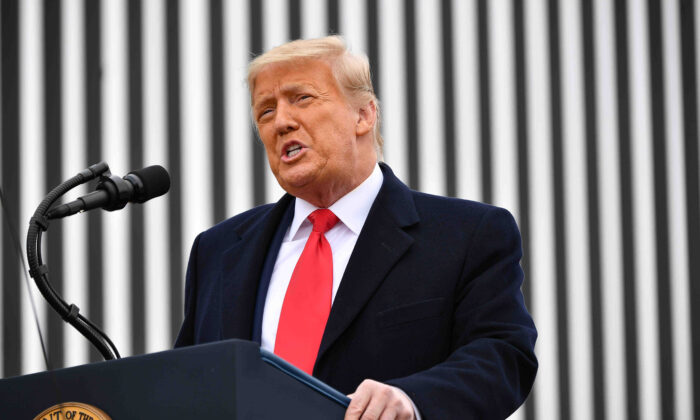 Ông Trump gia hạn tình trạng khẩn cấp ở biên giới cho đến tháng 02/2022