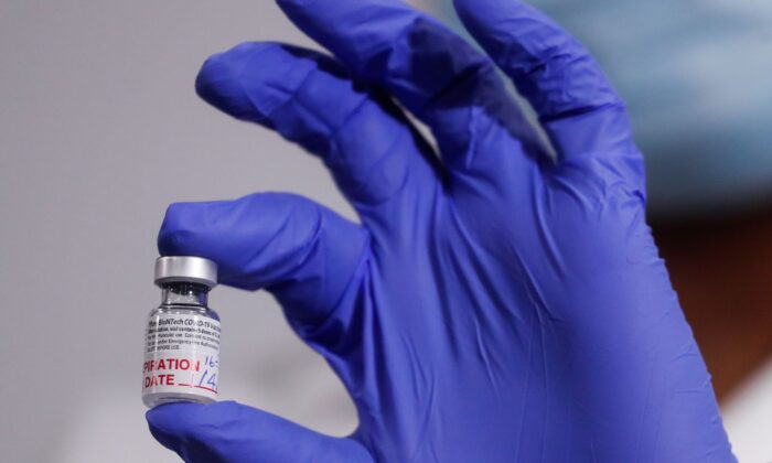 Hàng trăm người được đưa đến phòng cấp cứu sau khi chích các loại vaccine COVID-19