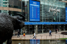 Trung Quốc thúc đẩy IPO tại Hồng Kông trong khi SEC của Hoa Kỳ do dự