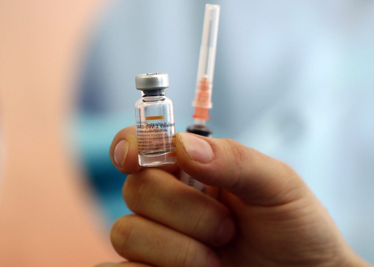 Y tá qua đời sau khi tiêm vaccine Trung Quốc