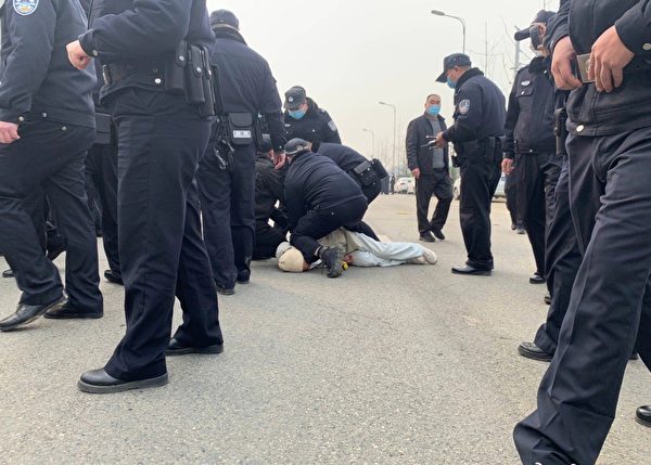 Cảnh sát Trung Cộng đánh cư dân thành phố, bao gồm cả phụ nữ mang thai