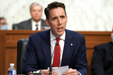 Dự luật nhằm phá vỡ các tập đoàn lớn của TNS Hawley nhận được cả khen ngợi và chỉ trích từ cánh hữu