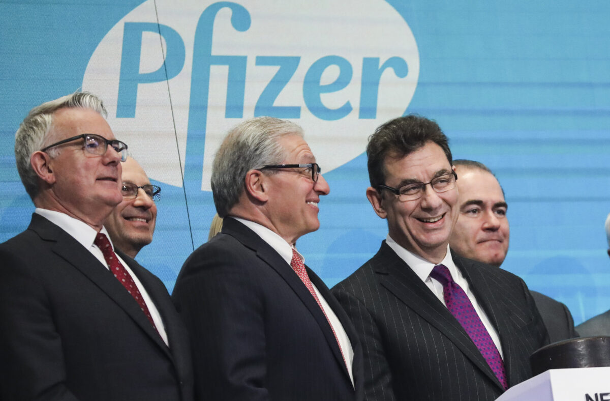 Pfizer dự báo doanh thu vaccine COVID-19 năm 2021 là 15 tỷ USD