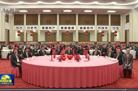 Nhiều nam thanh niên ngồi bốn phía quanh Tập Cận Bình tại đại hội mừng năm mới