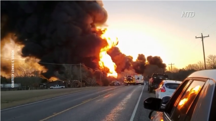 Một vụ nổ lớn được báo cáo đã xảy ra sau khi đoàn tàu chở dầu va chạm với xe 18 bánh ở Texas