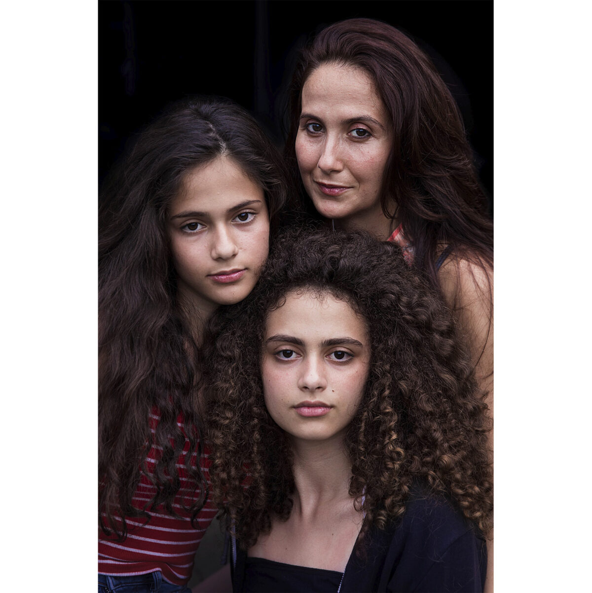  Carmen và con gái cô, Ranya và Zara