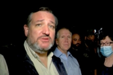 Nhân viên chính phủ TT Biden ngăn ông Ted Cruz quay video tại cơ sở biên giới